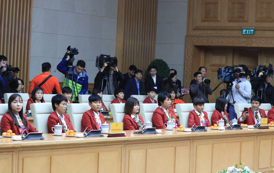 Các tuyển thủ bóng đá nữ quốc gia tại buổi gặp mặt. (Ảnh: Thống Nhất/TTXVN)