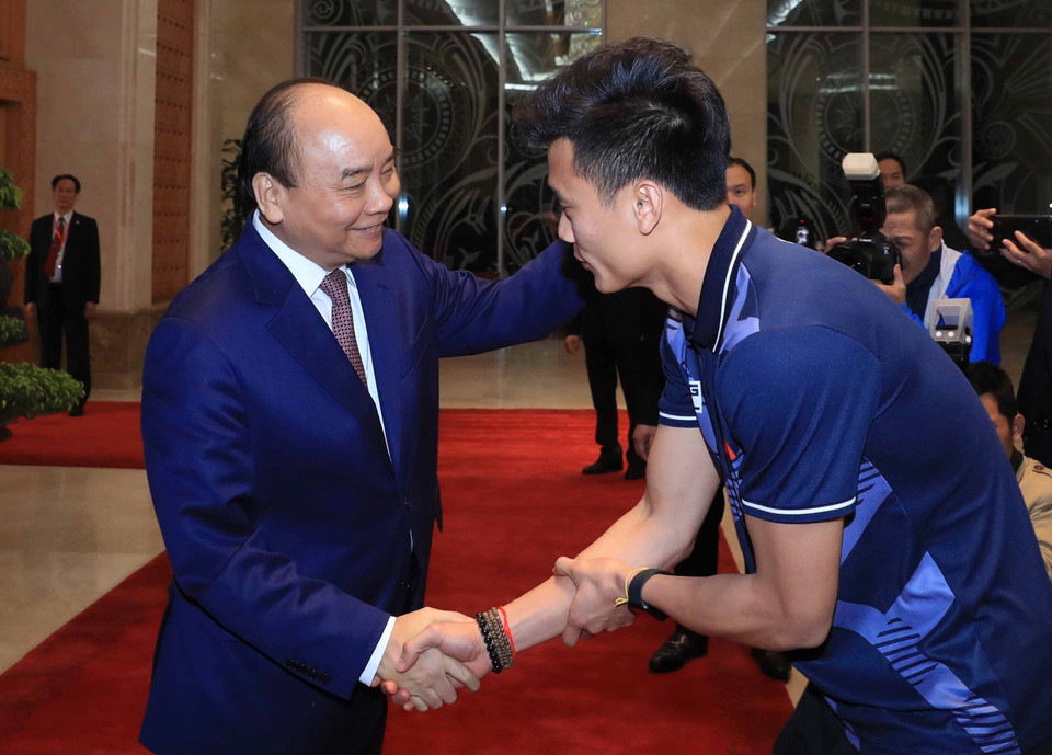 Thủ tướng Nguyễn Xuân Phúc bắt tay chung mừng Bùi Tiến Dũng. (Ảnh: Thống Nhất/TTXVN)