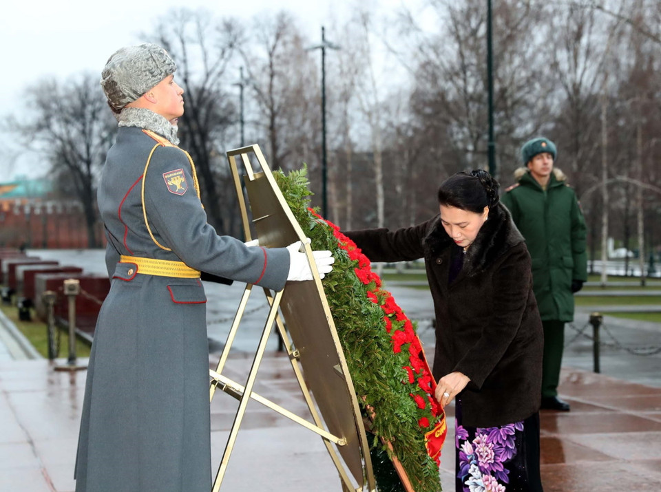 Chủ tịch Quốc hội Nguyễn Thị Kim Ngân đặt hoa tại Đài tưởng niệm Liệt sỹ vô danh. (Ảnh: Trọng Đức/TTXVN)