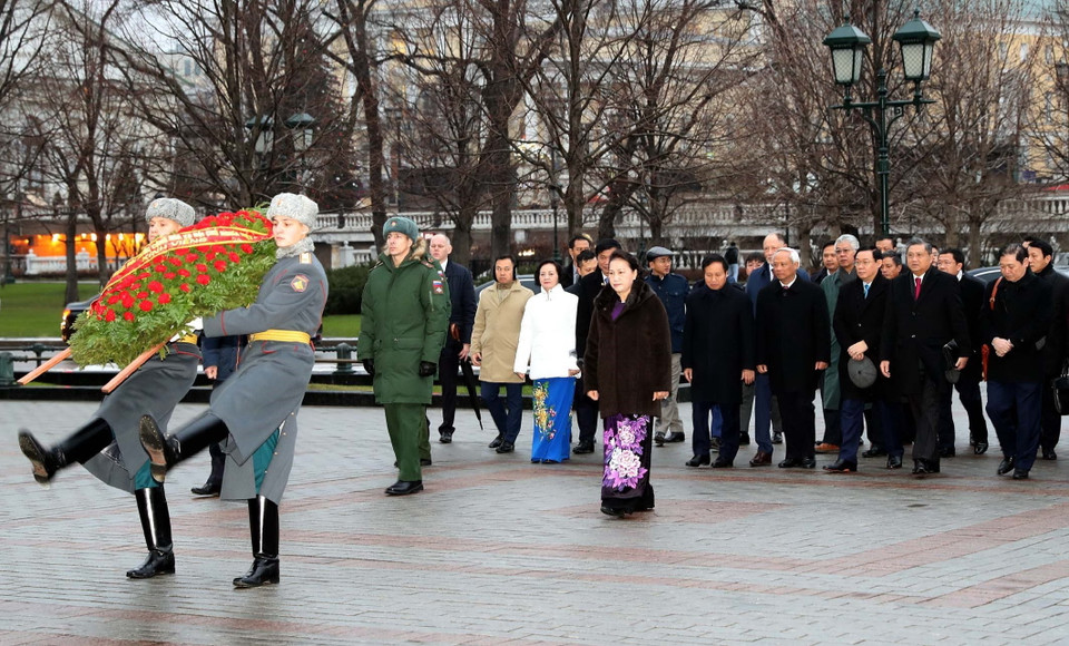 Chủ tịch Quốc hội Nguyễn Thị Kim Ngân đặt hoa tại Đài tưởng niệm Liệt sỹ vô danh. (Ảnh: Trọng Đức/TTXVN)