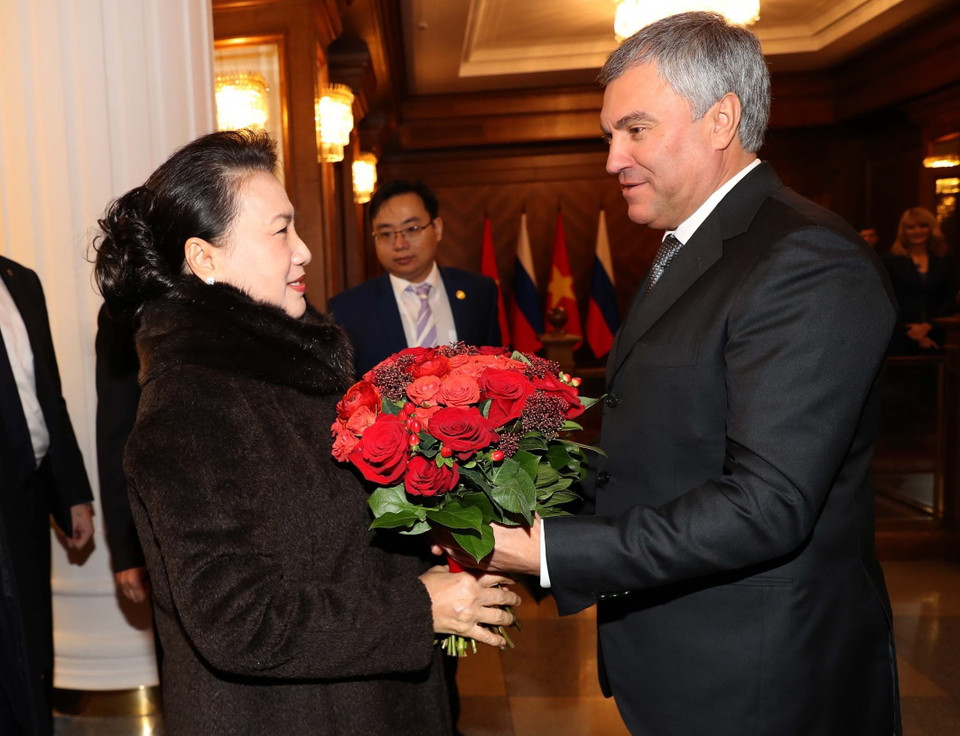 Chủ tịch Duma Quốc gia Nga Vyacheslav Viktorovich Volodin đón Chủ tịch Quốc hội Nguyễn Thị Kim Ngân. (Ảnh: Trọng Đức/TTXVN)