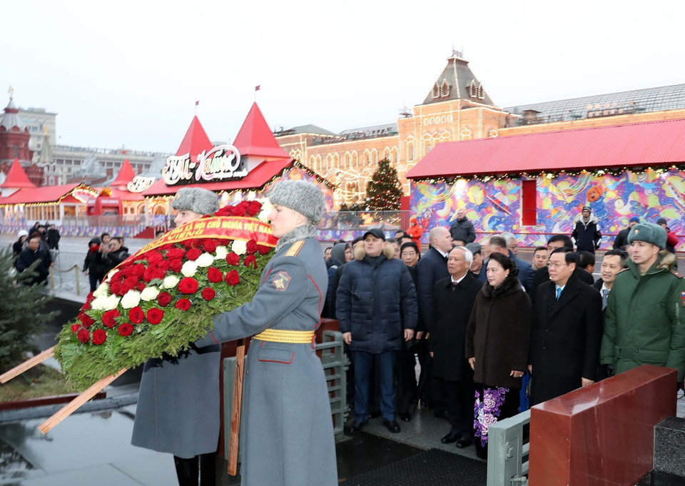 Chủ tịch Quốc hội Nguyễn Thị Kim Ngân đặt hoa và vào lăng viếng Lê-nin. (Ảnh: Trọng Đức/TTXVN)