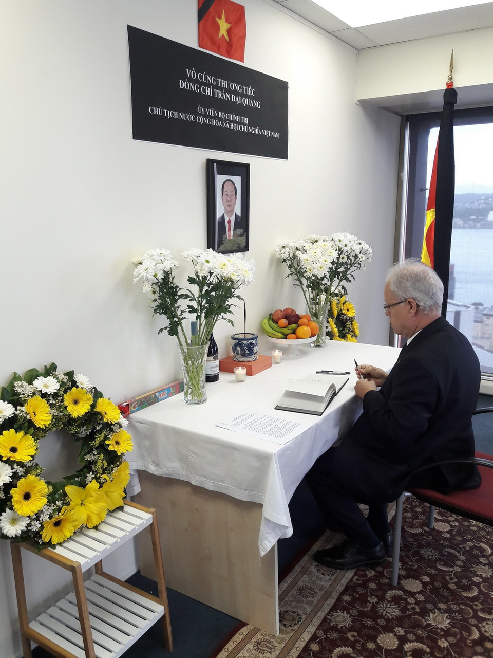 Đại sứ Cộng hòa Liên bang Đức tại New Zealand ghi sổ tang Chủ tịch nước Trần Đại Quang. (Ảnh: TTXVN)