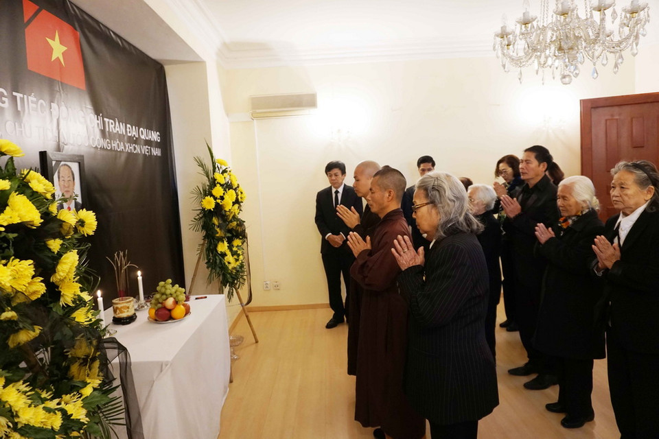 Đại diện các hội đoàn người Việt tại CH Séc viếng Chủ tịch nước Trần Đại Quang. (Ảnh: Hồng Kỳ/TTXVN)