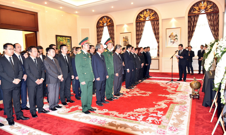 Cán bộ, nhân viên Đại sứ quán Việt Nam tại Trung Quốc viếng Chủ tịch nước Trần Đại Quang. (Ảnh: Vĩnh Hà/TTXVN)