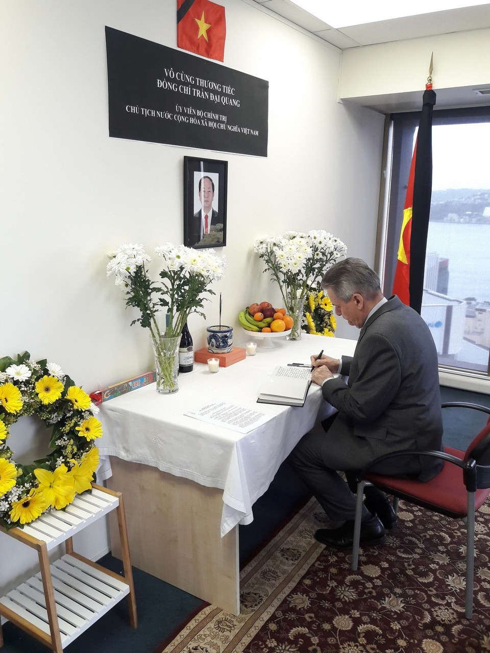 Đại sứ Liên bang Nga tại New Zealand ghi sổ tang Chủ tịch nước Trần Đại Quang. (Ảnh: TTXVN)