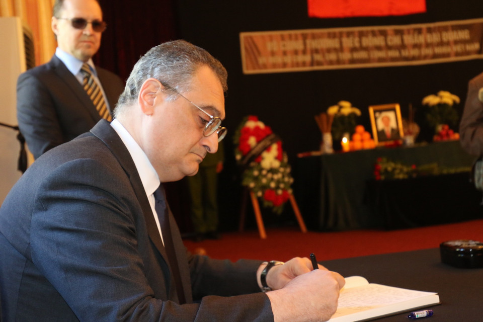 Thứ trưởng Ngoại giao LB Nga I.Morgulov ghi sổ tang viếng Chủ tịch nước Trần Đại Quang tại Đại sứ quán Việt Nam tại LB Nga. (Ảnh: Tâm Hằng/TTXVN)
