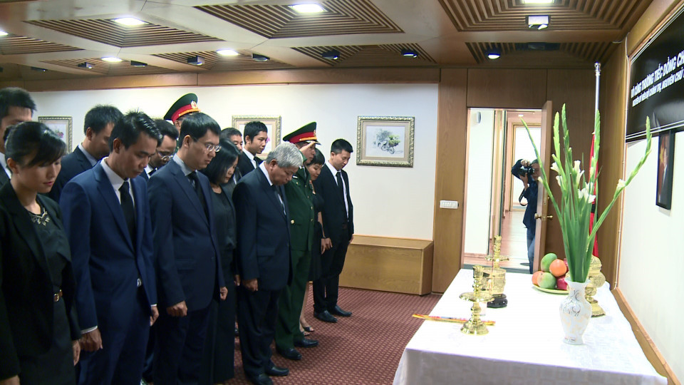 Cán bộ, nhân viên Đại sứ quán Việt Nam tại Israel cùng các cơ quan đại diện Việt Nam tại Israel tại lễ viếng Chủ tịch nước Trần Đại Quang. (Ảnh: Việt Thắng/TTXVN)