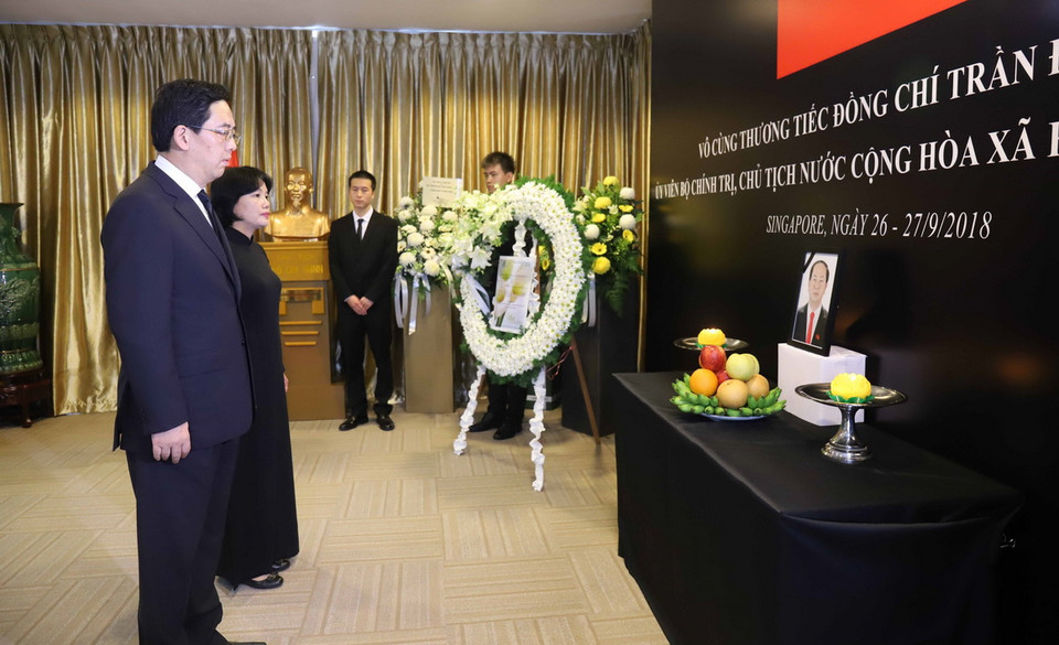 Đại sứ Trung Quốc tại Singapore Hồng Tiểu Dũng viếng Chủ tịch Trần Đại Quang. (Ảnh: Xuân Vịnh/TTXVN)