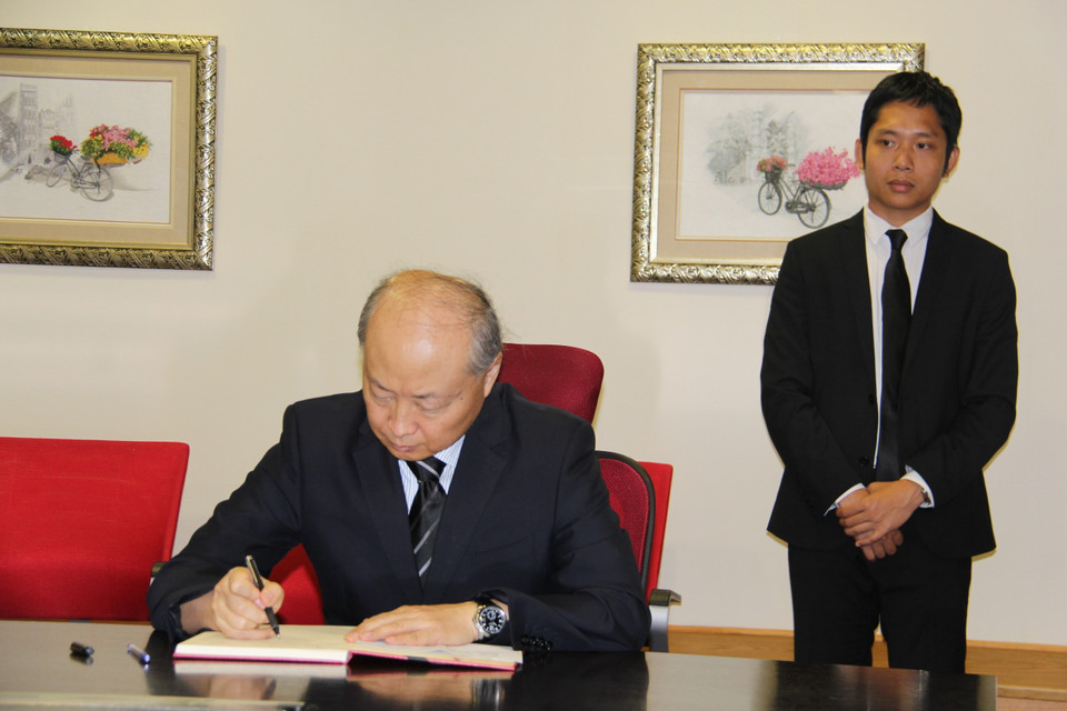 Đại sứ Trung Quốc tại Israel, ông Zhan Yongxin ký sổ tang tại lễ viếng Chủ tịch nước Trần Đại Quang tại Đại sứ quán VN tại Israel. (Ảnh: Việt Thắng/TTXVN)