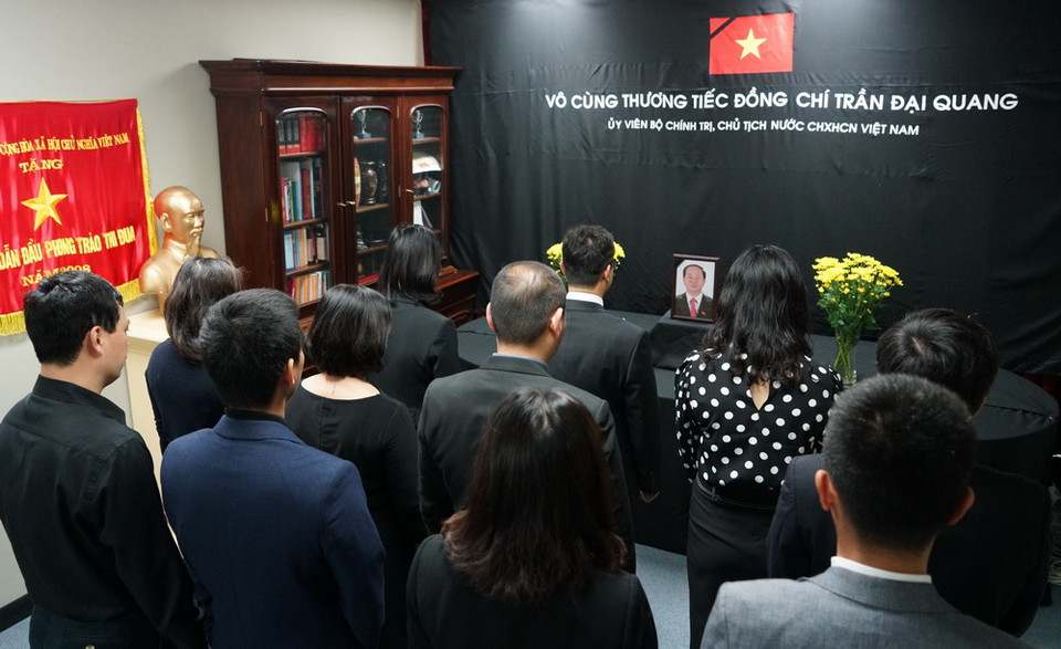 Cán bộ, nhân viên các cơ quan đại diện Việt Nam tại Sydney, Australia viếng Chủ tịch nước Trần Đại Quang. (Ảnh: TTXVN)