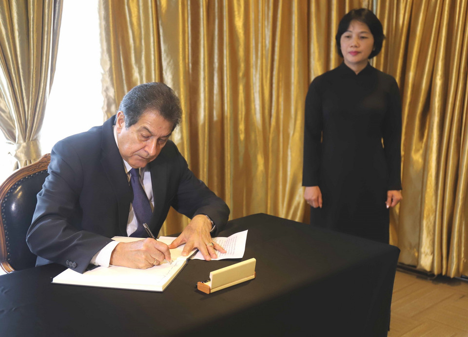  Đại sứ Cuba tại Singapore Fredesmán Turró González ghi sổ tang tại lễ viếng. (Ảnh: Xuân Vịnh/TTXVN)