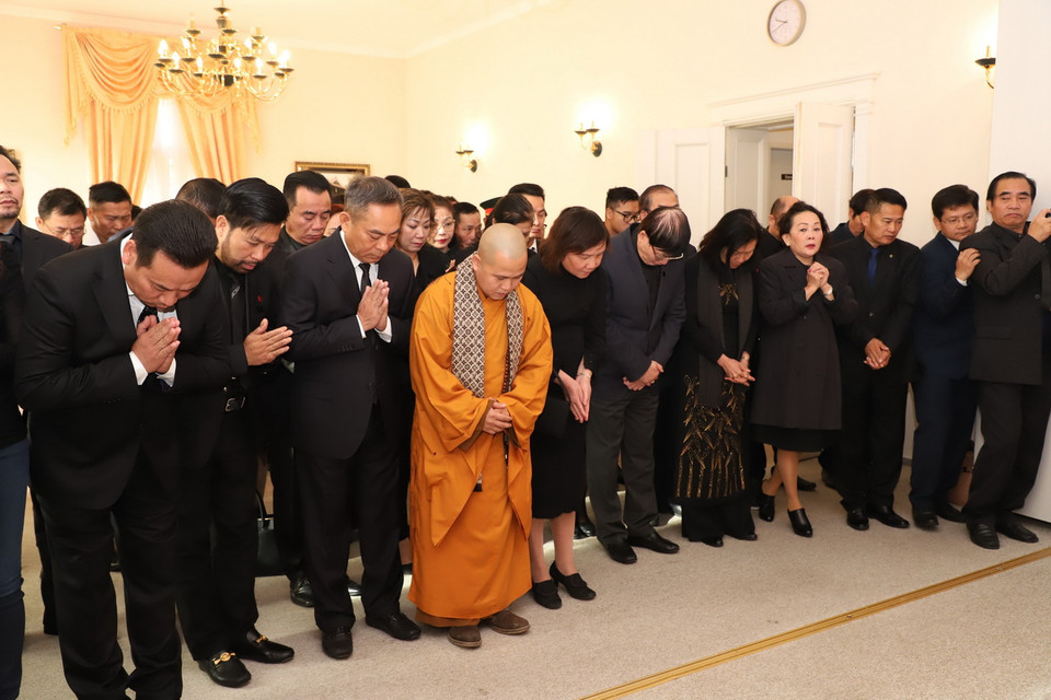 Các đại biểu viếng Chủ tịch nước Trần Đại Quang. (Ảnh: Thanh Bình/TTXVN)