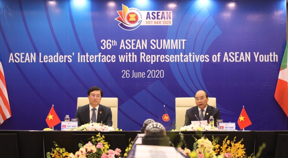 Thủ tướng Nguyễn Xuân Phúc, Chủ tịch ASEAN 2020 và Bí thư thứ nhất Trung ương Đoàn Lê Quốc Phong dự Phiên đối thoại của các Nhà lãnh đạo ASEAN với đại diện Thanh niên ASEAN (26/6/2020). (Ảnh: Thống Nhất/TTXVN)