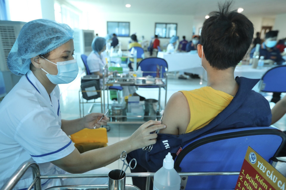 Sau khi nhận được phân bổ vaccine theo quy định, Thành phố Hà Nội đang bắt đầu triển khai tiêm vaccine diện rộng trên toàn thành phố. Trong ảnh: Nhân viên y tế huyện Mê Linh tiêm vaccine phòng COVID-19 cho công nhân lao động tại các công ty thuộc Khu công nghiệp Quang Minh ngày 28/7/2021. (Ảnh: Minh Quyết/TTXVN)