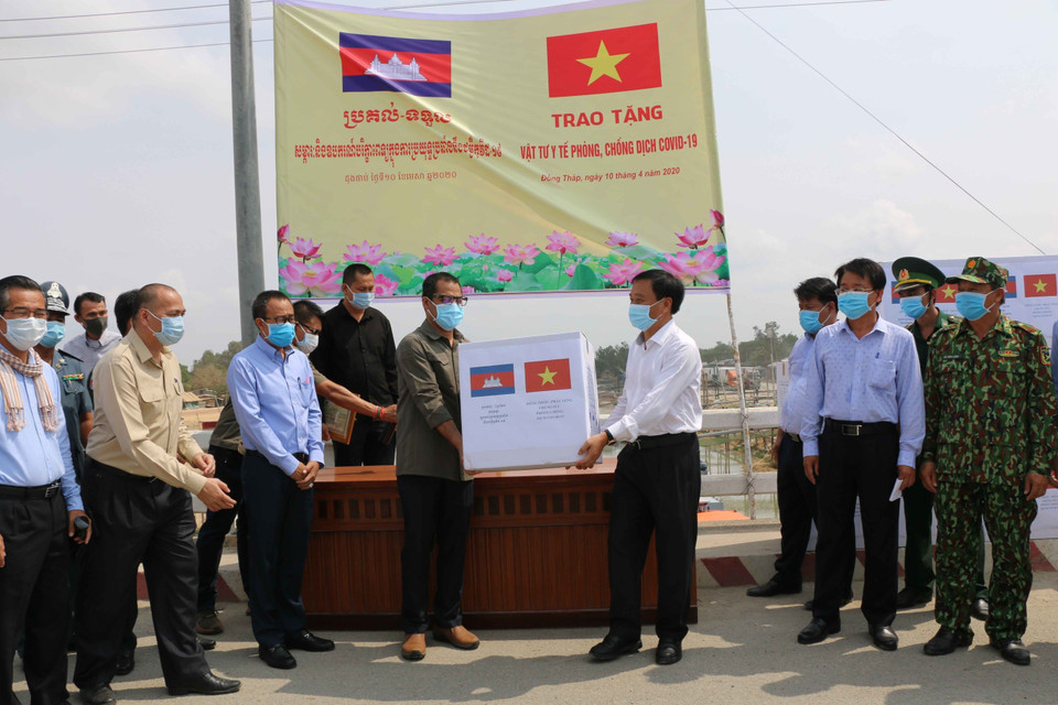 Ngày 10/4/2020, tại cửa khẩu quốc tế Dinh Bà (Tân Hồng, Đồng Tháp), Chủ tịch Uỷ ban nhân dân tỉnh Đồng Tháp Nguyễn Văn Dương trao hàng ngàn vật tư y tế cho chính quyền tỉnh Prây Veng (Campuchia) để giúp phòng, chống dịch bệnh COVID-19. (Ảnh: Chương Đài/TTXVN)