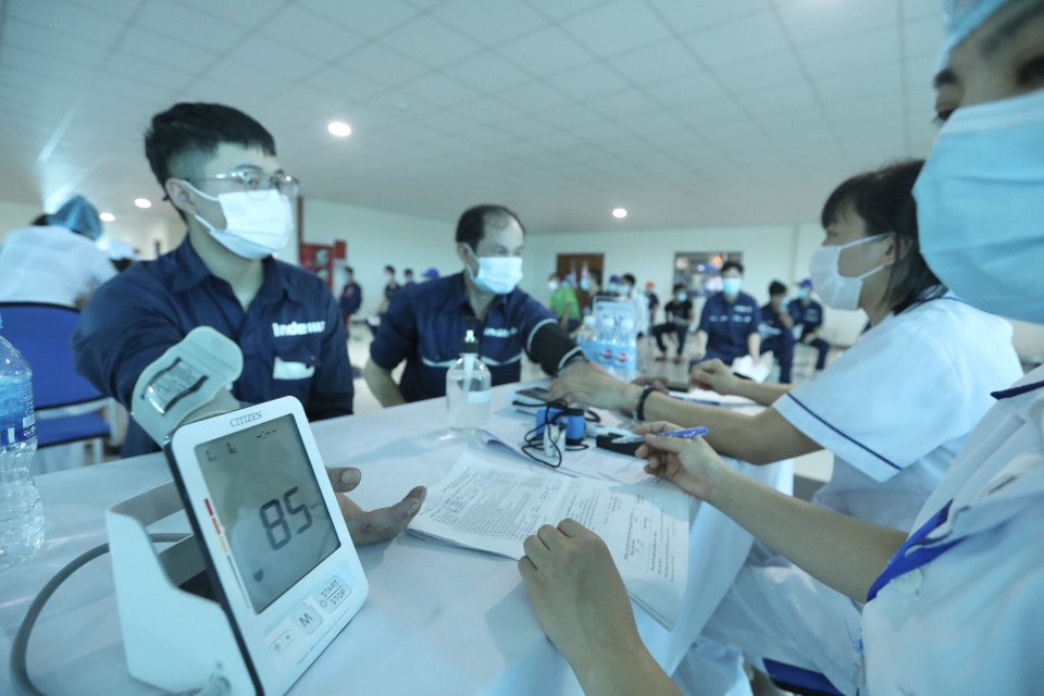 Khu vực khám sàng lọc trước tiêm. (Ảnh: Minh Quyết/TTXVN)