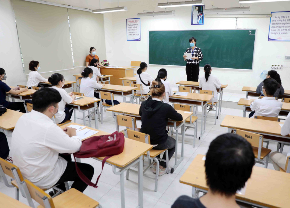 Thí sinh nghe phổ biến quy chế trong kỳ thi tốt nghiệp THPT năm 2021 đợt 1. (Ảnh: Thanh Tùng/TTXVN)