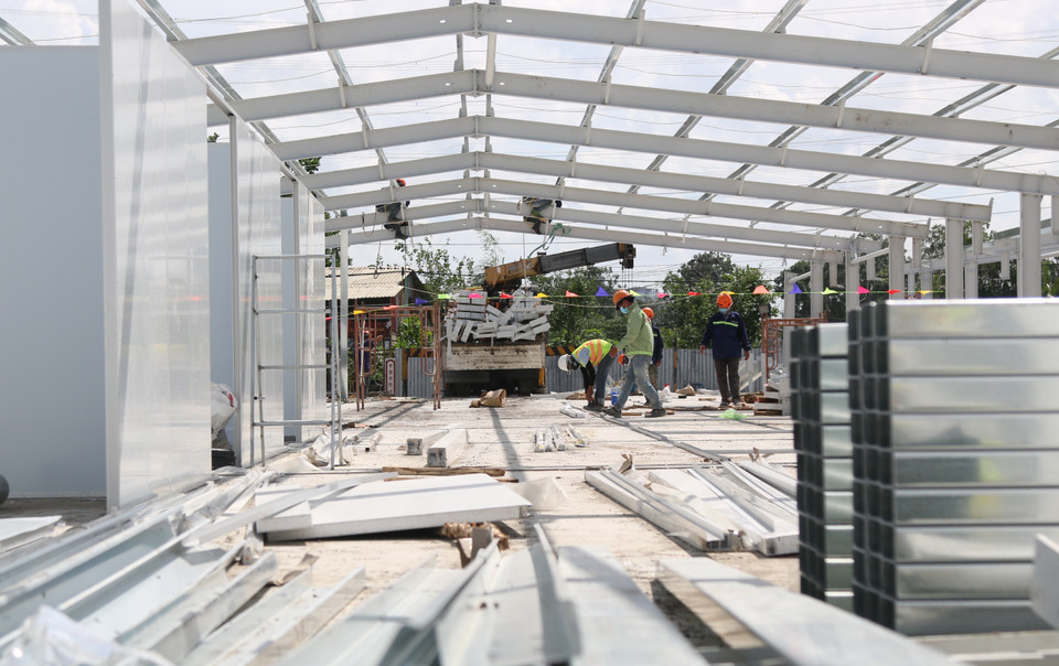 Khu vực điều trị tại bệnh viện dã chiến trên đường Nguyễn Văn Linh đang được khẩn trương lắp đặt. (Ảnh: Trần Xuân Tình/TTXVN)