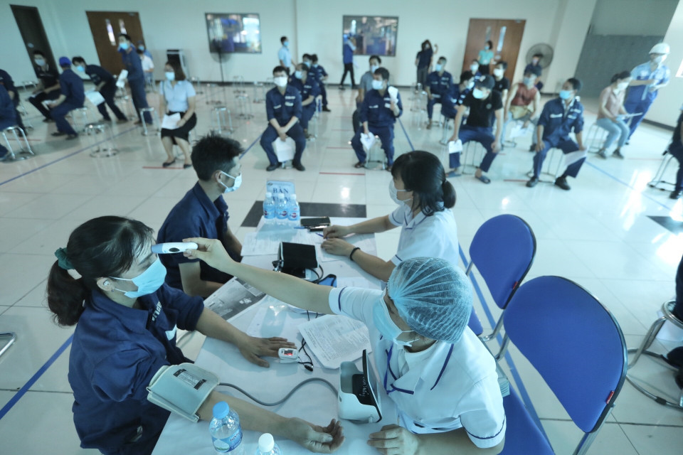 Tiếp tục triển khai tiêm cho các nhóm đối tượng ưu tiên tiêm theo Nghị quyết 21/NQ-CP của Chính phủ và mở rộng đối tượng có nguy cơ cao là công nhân lao động ở công ty, doanh nghiệp trong và ngoài khu công nghiệp, đảm bảo tính chính xác, minh bạch và an toàn trong việc tiếp cận vaccine. Trong ảnh: Khu vực khám sàng lọc trước tiêm. (Ảnh: Minh Quyết/TTXVN)