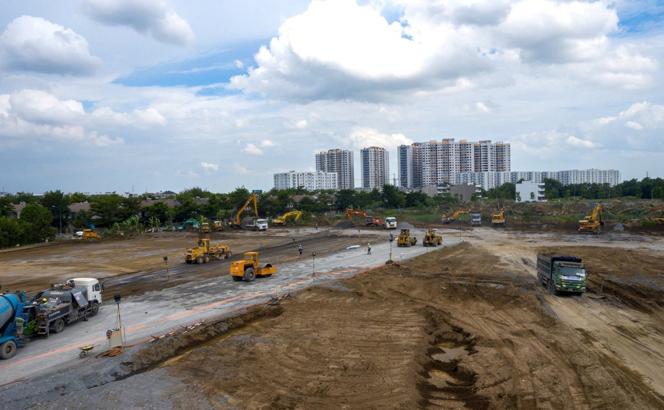 Thi công đổ nền tại bệnh viện dã chiến trên đường Nguyễn Văn Linh. (Ảnh: Trần Xuân Tình/TTXVN)