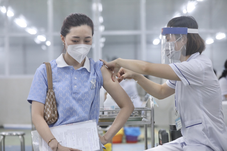 Nhân viên y tế huyện Mê Linh tiêm vaccine phòng COVID-19 cho công nhân lao động tại các công ty thuộc Khu công nghiệp Quang Minh ngày 28/7/2021. (Ảnh: Minh Quyết/TTXVN)