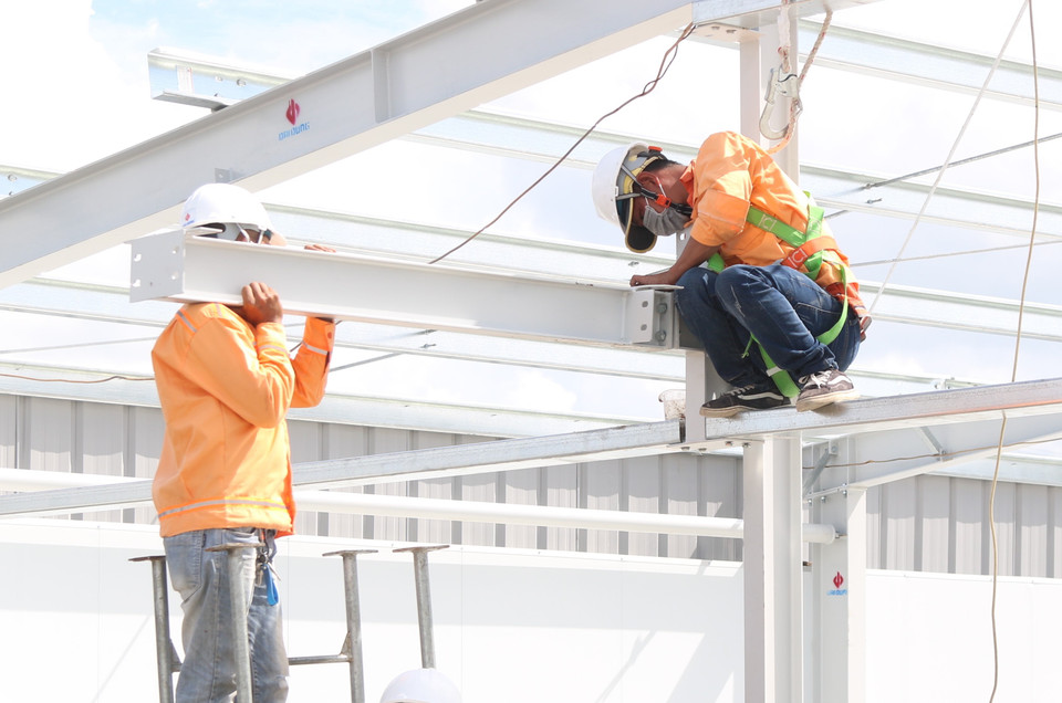 Lắp ráp khung thép của bệnh viện dã chiến trên đường Nguyễn Văn Linh. (Ảnh: Trần Xuân Tình/TTXVN)