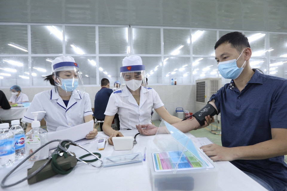 Khu vực khám sàng lọc trước tiêm. (Ảnh: Minh Quyết/TTXVN)