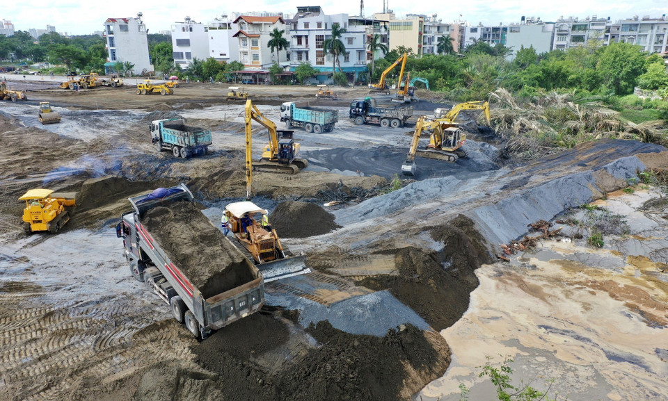 Thi công nền móng bệnh viện dã chiến trên trên đường Đào Trí. (Ảnh: Trần Xuân Tình/TTXVN)