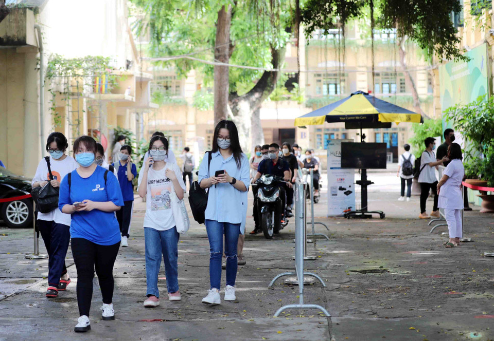 Các trường THPT, trung tâm giáo dục nghề nghiệp-giáo dục thường xuyên thông báo tới các thí sinh, nếu có nguyện vọng được xét đặc cách tốt nghiệp THPT thì làm đơn đề nghị xét đặc cách tốt nghiệp (theo mẫu). Thí sinh điền đầy đủ thông tin trong mẫu, gửi file ảnh đơn theo email của đơn vị nơi thí sinh đăng ký dự thi chậm nhất ngày 30/7/2021. (Ảnh: Thanh Tùng/TTXVN)