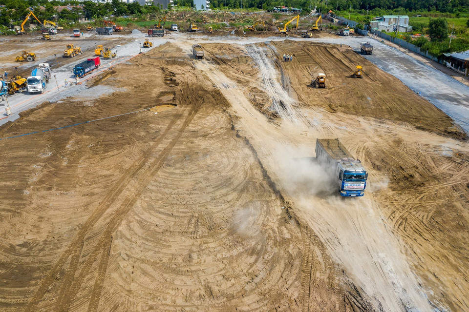 San ủi nền xây dựng bệnh viện dã chiến trên đường Nguyễn Văn Linh. (Ảnh: Trần Xuân Tình/TTXVN)