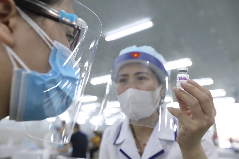 Tiêm vaccine phòng COVID-19 cho công nhân lao động tại các công ty thuộc Khu công nghiệp Quang Minh ngày 28/7/2021. (Ảnh: Minh Quyết/TTXVN)