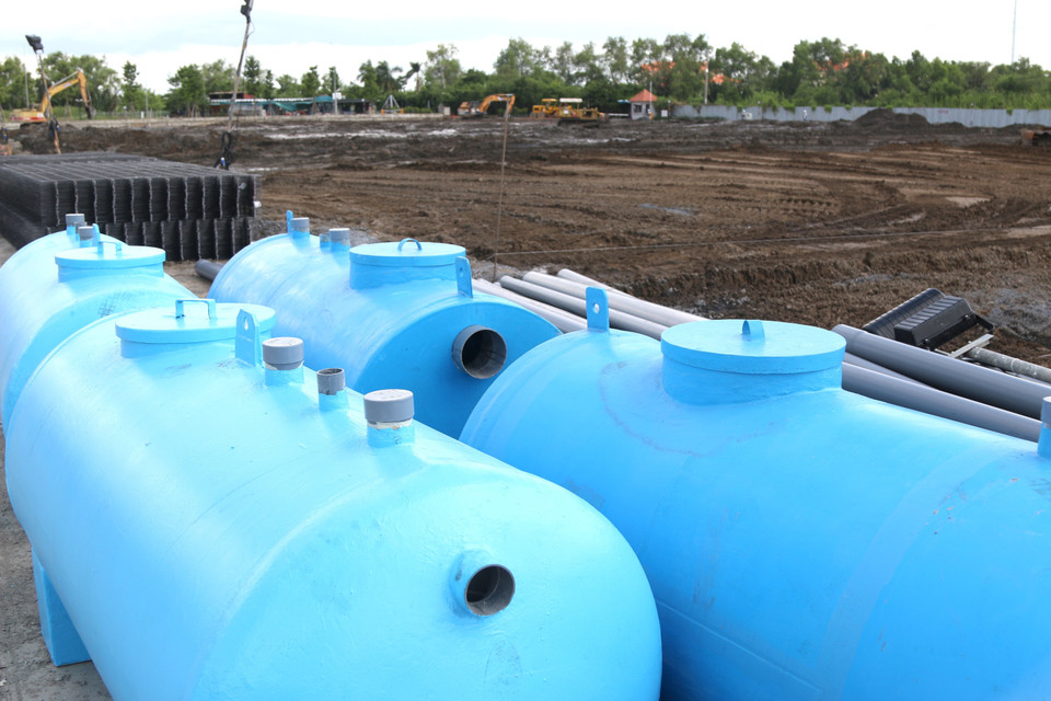 Hệ thống trữ nước sạch chuẩn bị được lắp đặt tại bệnh viện dã chiến trên đường Nguyễn Văn Linh. (Ảnh: Trần Xuân Tình/TTXVN)