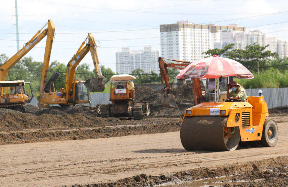 San ủi nền đất để xây dựng khu mở rộng tại bệnh viện dã chiến trên đường Nguyễn Văn Linh. (Ảnh: Trần Xuân Tình/TTXVN)