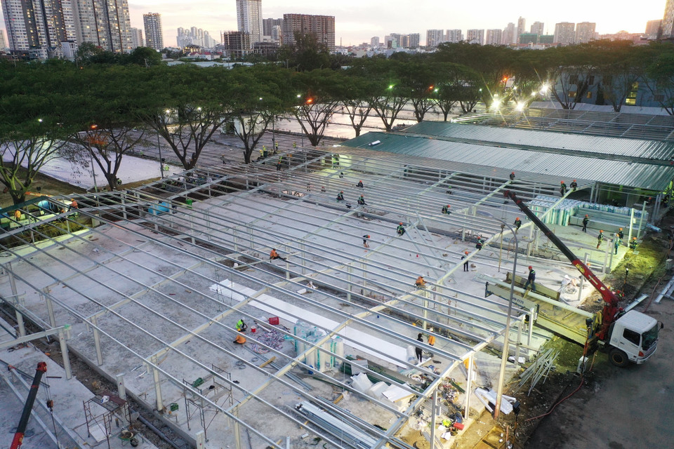 Công trường xây dựng bệnh viện dã chiến trên đường Đào Trí. (Ảnh: Trần Xuân Tình/TTXVN)