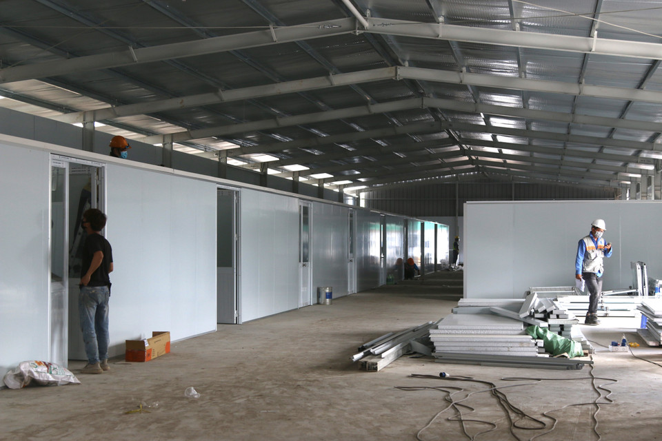 Các phòng điều trị tại bệnh viện dã chiến trên đường Nguyễn Văn Linh đang được gấp rút hoàn thiện. (Ảnh: Trần Xuân Tình/TTXVN)