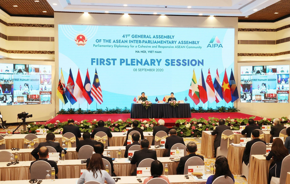 Chủ tịch Quốc hội Nguyễn Thị Kim Ngân, Chủ tịch AIPA 41 và Phó Chủ tịch Thường trực Quốc hội Tòng Thị Phóng, Trưởng đoàn Đại biểu Quốc hội Việt Nam tại AIPA điều hành Phiên toàn thể thứ nhất Đại hội đồng Liên nghị viện Hiệp hội các quốc gia Đông Nam Á lần thứ 41 (AIPA 41) tổ chức tại Trung tâm Hội nghị Quốc tế ở thủ đô Hà Nội. (Ảnh: TTXVN)