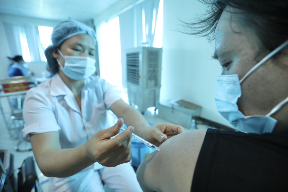 Nhân viên y tế huyện Mê Linh tiêm vaccine phòng COVID-19 cho công nhân lao động tại các công ty thuộc Khu công nghiệp Quang Minh ngày 28/7/2021. (Ảnh: Minh Quyết/TTXVN)