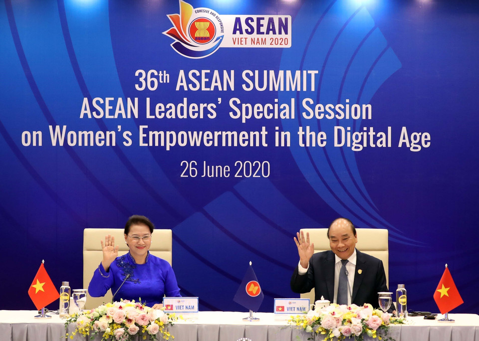 Thủ tướng Nguyễn Xuân Phúc, Chủ tịch ASEAN 2020 và Chủ tịch Quốc hội Nguyễn Thị Kim Ngân, Chủ tịch AIPA 41 dự Phiên họp đặc biệt của các nhà Lãnh đạo ASEAN tại Hội nghị Cấp cao ASEAN 36 về tăng quyền năng phụ nữ trong thời đại số. (Ảnh: TTXVN)