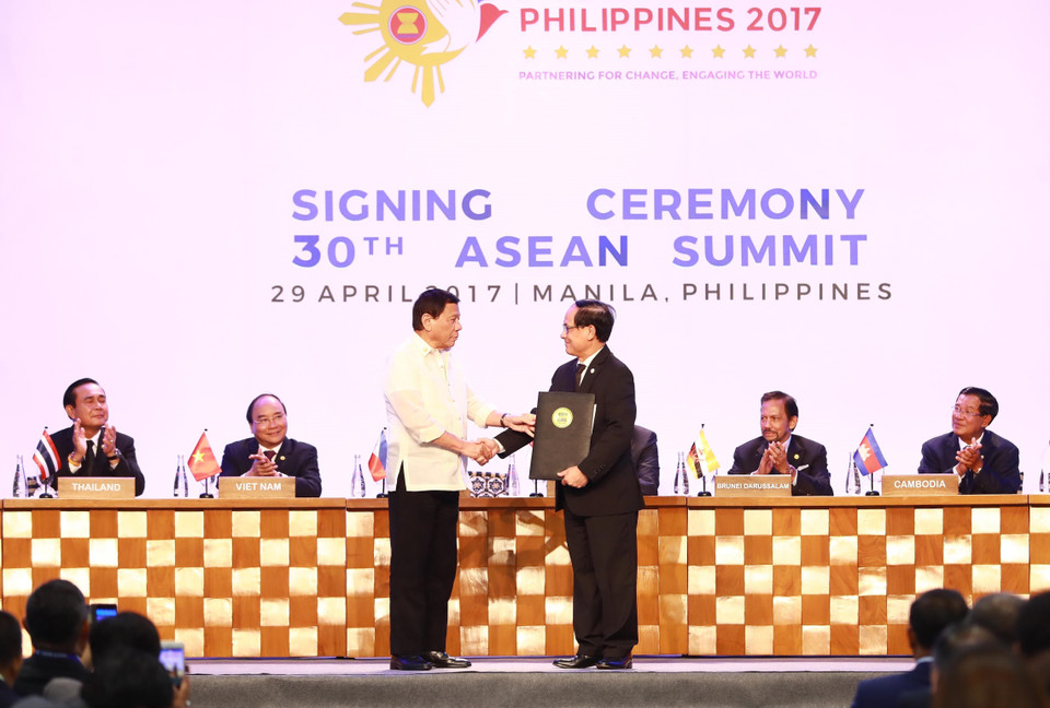 Tổng thống Philippines Rodrigo Roa Duterte (bên trái) trao "Tuyên bố ASEAN về vai trò của nền công vụ làm chất xúc tác trong việc đạt được Tầm nhìn Cộng đồng ASEAN" cho ông Lê Lương Minh, Tổng Thư ký ASEAN. (Ảnh: Thống Nhất/TTXVN)