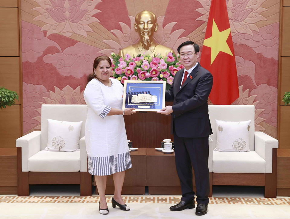 Chủ tịch Quốc hội Vương Đình Huệ tặng quà lưu niệm cho Tổng Thư ký Hội Liên hiệp Phụ nữ Cuba Teresa Amarelle Boúe. (Ảnh: Doãn Tấn/TTXVN)