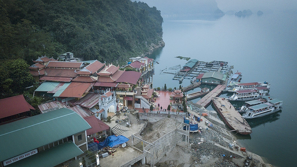 Đền thờ Chúa Thác Bờ là nơi ghé thăm của nhiều du khách khi đến với Tân Lạc. (Ảnh: Trọng Đạt/TTXVN)