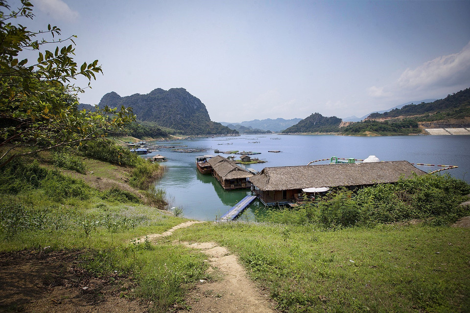 Vịnh Ngòi Hòa là vùng phát triển du lịch trọng tâm của huyện Tân Lạc. (Ảnh: Trọng Đạt/TTXVN)