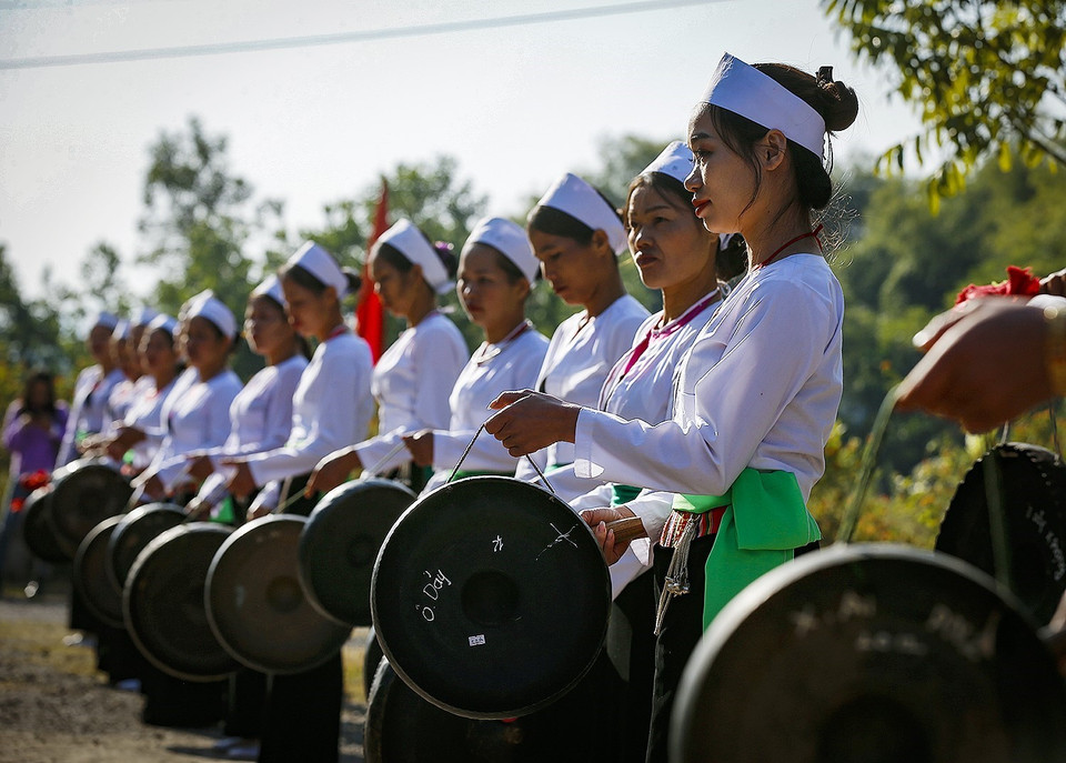 Trình diễn nghệ thuật Chiêng Mường trong các buổi lễ, tết là một nét văn hóa lâu đời của người Mường Tân Lạc. (Ảnh: Trọng Đạt/TTXVN)