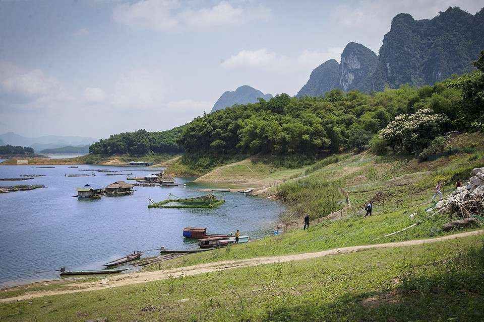 Vịnh Ngòi Hòa là vùng phát triển du lịch trọng tâm của huyện Tân Lạc. (Ảnh: Trọng Đạt/TTXVN)