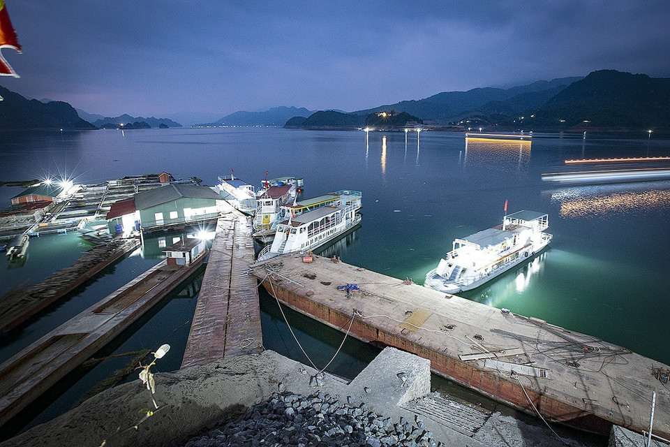 Đêm trên bến thuyền Đền Chúa Thác Bờ. (Ảnh: Trọng Đạt/TTXVN)