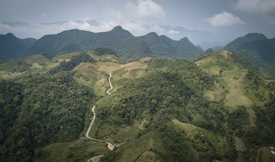 Hệ thống đường giao thông đã được nâng cấp đển giao thương các vùng miền đi từ Vân Sơn qua xã Lũng Cao (Thanh Hóa). (Ảnh: Trọng Đạt/TTXVN)