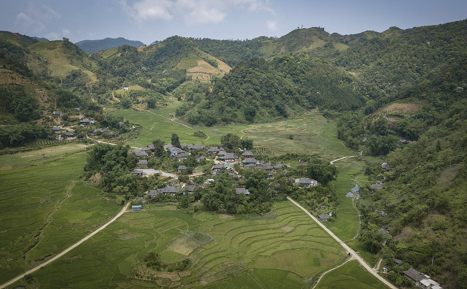 Toàn cảnh khu nghỉ dưỡng sinh thái homestay của người dân xóm Chiến xã Vân Sơn, Tân Lạc. (Ảnh: Trọng Đạt/TTXVN)
