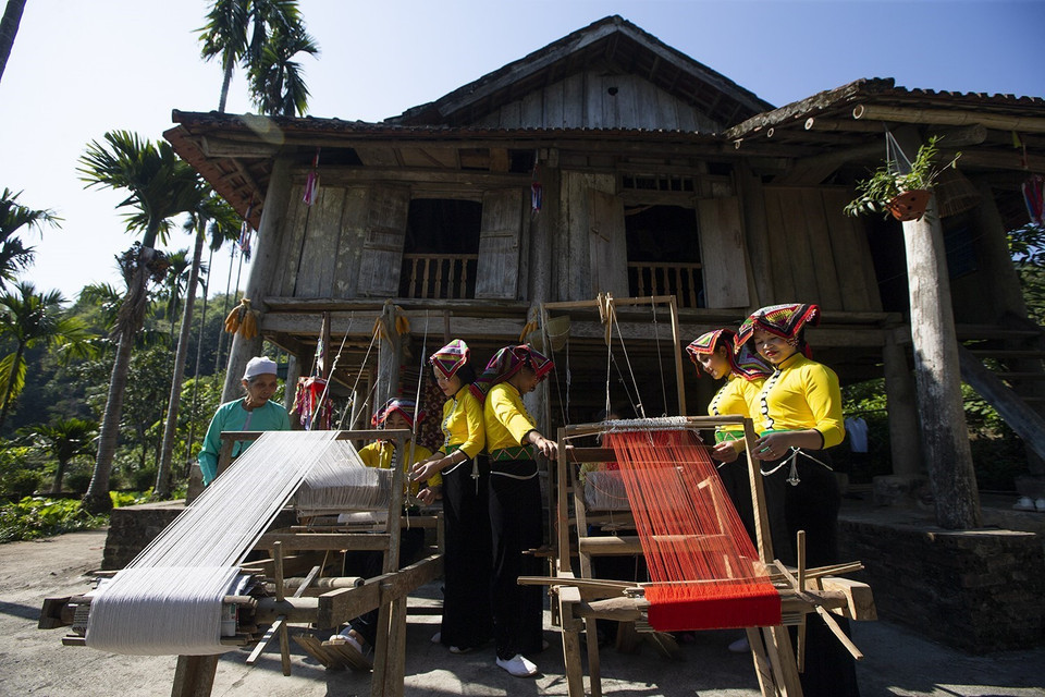 Nghề dệt thổ cẩm của đồng bào người Mường xã Phong Phú - Tân Lạc. (Ảnh: Trọng Đạt/TTXVN)