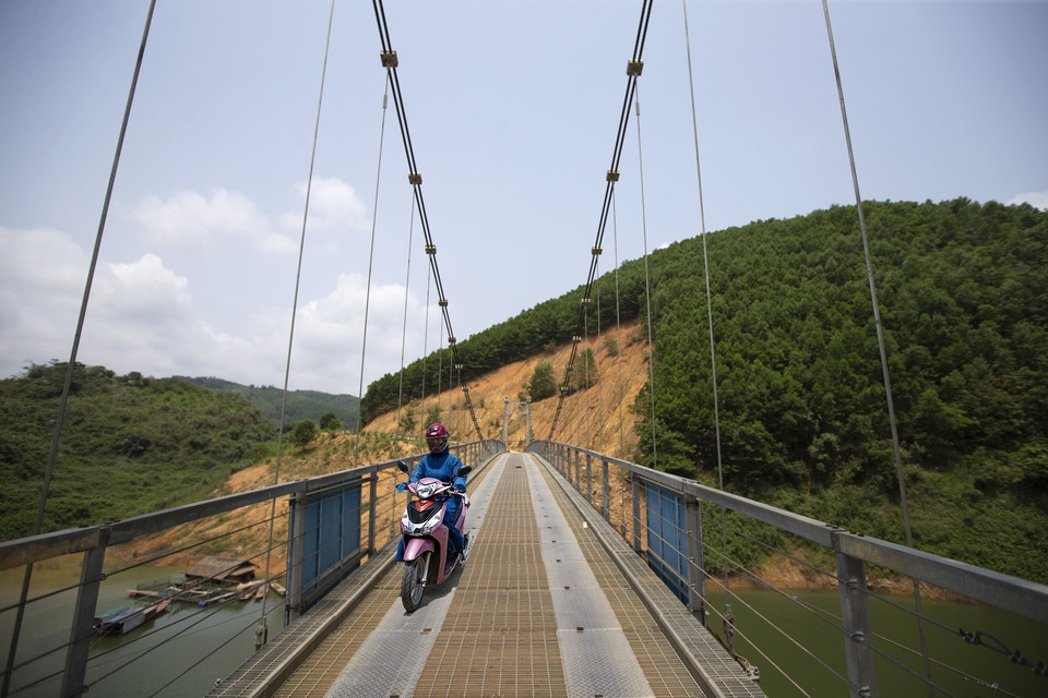 Cầu treo Trung Hòa - Ngòi Hoa vừa được xây dựng giúp giao thông thuận tiện. (Ảnh: Trọng Đạt/TTXVN)